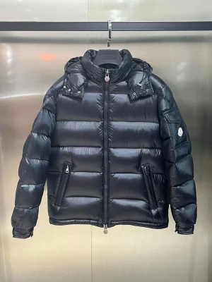 Mörkblå dunjacka från Moncler - Snygg mörkblå dunjacka från Moncler med Perfekt för kalla dagar. Storlek 3 så passar både M och L. Jackan är i mycket bra skick hör av dig vid frågor eller funderingar 😁