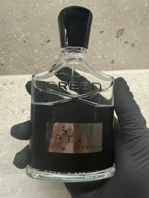 Creed Aventus EdP 100ml med kvitto och köpbevis  - Säljer en Lyxig och ikonisk parfym från Creed. Använd med mer än 90% kvar . Nypris 3700 . Kolla kvitto i bifogade bilder . Kan förhandla vid snabb affär 