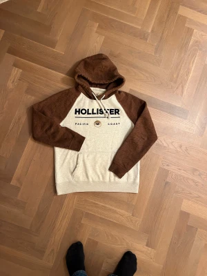 Hollister hoodie - Asfet och väldigt eftertraktad Hollister hoodie med cool design och unika färger. Hoodies är strl M och passar true to size. Inga skavanker och ställ minsta fråga via DM. Modellen är 184cm 75kg. I princip nyskick. 