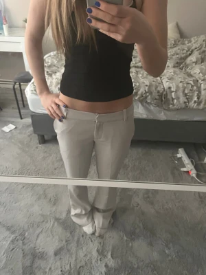 Beiga kostymbyxor  - Beiga kostymbyxor från bikvok i modellen Vera