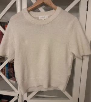 Vit stickad kortärmad tröja Gina Tricot - Kortärmad stickad tröja ifrån Gina. Den är aldrig använd men har ingen prislapp 😊
