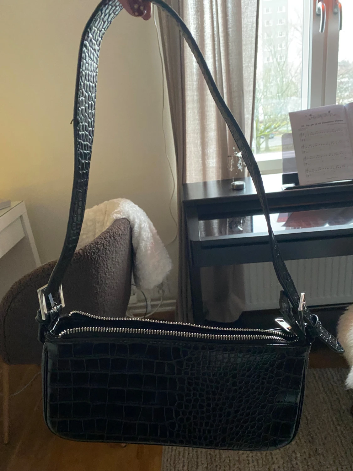 Svart axelväska från Gina Tricot