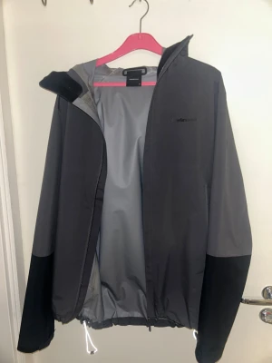 Peak Performance daybreak outdoor shell jacka storlek M - En Peak Performance daybreak outdoor shell jacka storlek M som är i perfekt skick, inga skador.