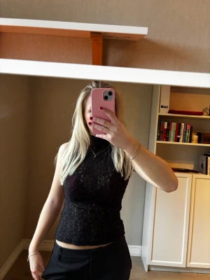 Festtopp i spets med polokrage  - Jättesnygg spets festtopp med polokrage.  Storlek: S