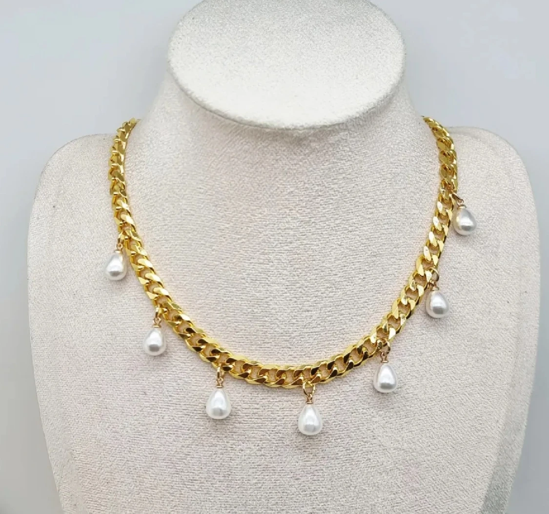 Guldpläterat halsband med pärlor 