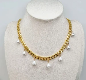 Guldpläterat halsband med pärlor  - Stilfullt guldpläterat halsband.  Kedjetjocklek-8mm.  Längd-40cm-45cm .✏️Beteckningen för rostfritt stål – 201 – en lägre klass, kan reagera snabbare med vatten, parfymer och oxidera.