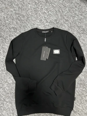 Dolce&Gabbana sweater  - Helt ny lite liten därför säljer jag den, har inga problem.. 