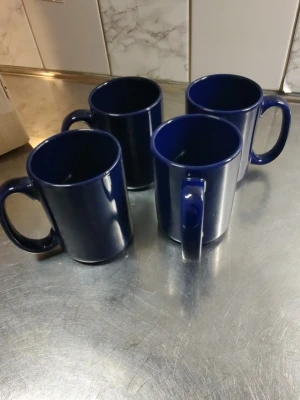 4 Marinblåa muggar i Nyskick  - 4  Marinblåa muggar med mellanstora öron/ handtag. (10cm lång)  Är i Nyskick med prislappar kvar  Rymmer: 4dl  Köpta på Butik: Ljuva hem  Säljs 4 st för 60:-  Perfekt nu till jul/nyår