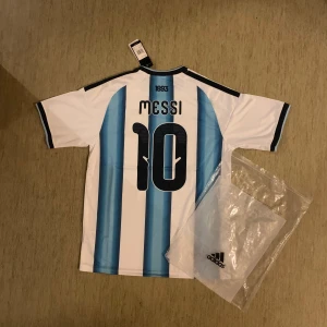 Messi Argentina matchtröja  - Säljer ny messi Argentina tröja med original förpackning. 2026 VM Edition. Storlek M. Snabb frakt