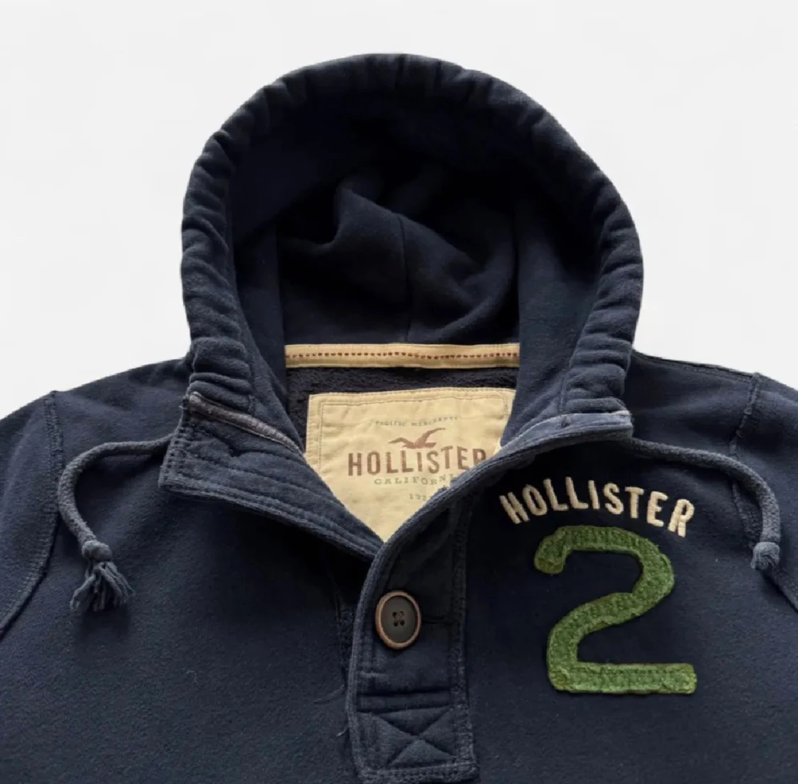 Mörkblå Hollister hoodie med tryck - 1