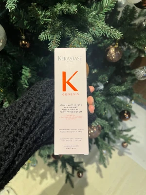 Kérastase Genesis Serum Anti Hair-Fall - Säljer mitt Kérastase Genesis Serum Anti-Chute (mot håravfall). Endast testad en gång, den är som helt ny.  Ligger i originalförpackning.  Köpt på Black Friday för 500kr men säljs då doften var för stark för mig personligen. Produkten är annars väldigt populär och mycket effektiv mot håravfall.  Nypris (utan rea) är 735kr.   Kan skickas eller mötas upp/hämtas i Trollhättan. Det är bara att fråga om det är något du undrar över! 