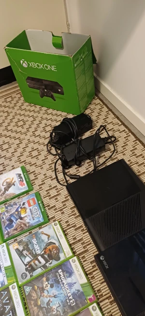 Xbox One & Xbox 360 med kontroller och spel - Paket med Xbox One och Xbox 360, tre kontroller, originalkartong, strömadaptrar och flera populära spel. Konsolerna ser ut att vara i gott skick med mindre ytslitage. Perfekt för familjen eller spelsamlaren som vill ha många spel och tillbehör direkt.