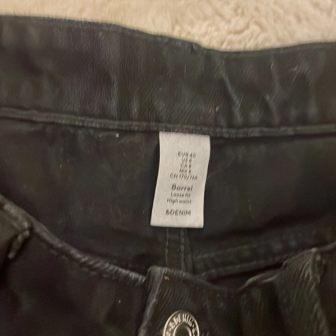 Svarta barrel jeans från A Denim - 1