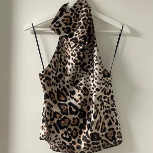 Topp - En helt oanvänd topp i leopardmönster i storleken S. Köpt på Zara i Italien. 