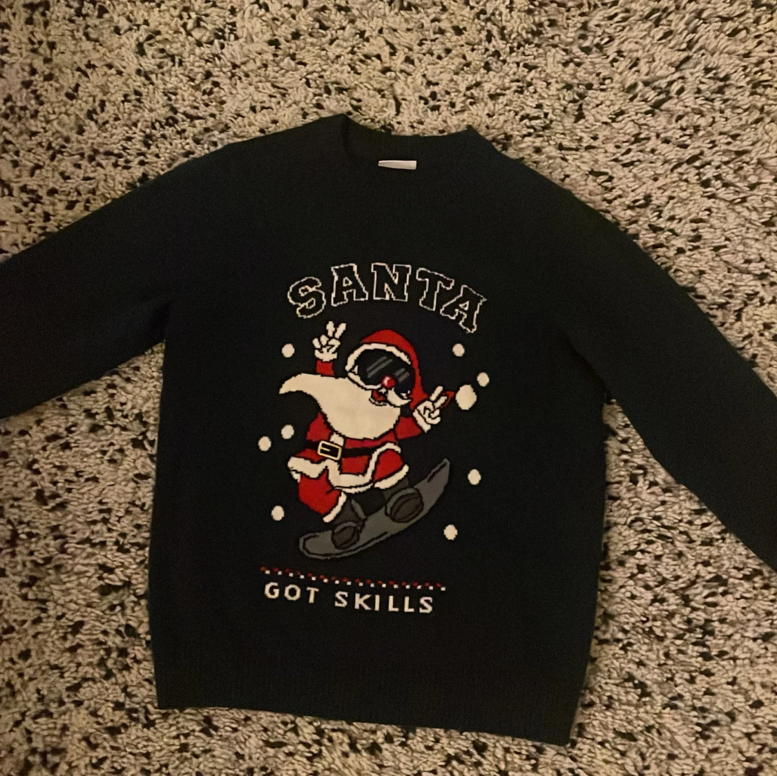 Mörkblå jultröja med snowboardande tomte - 3