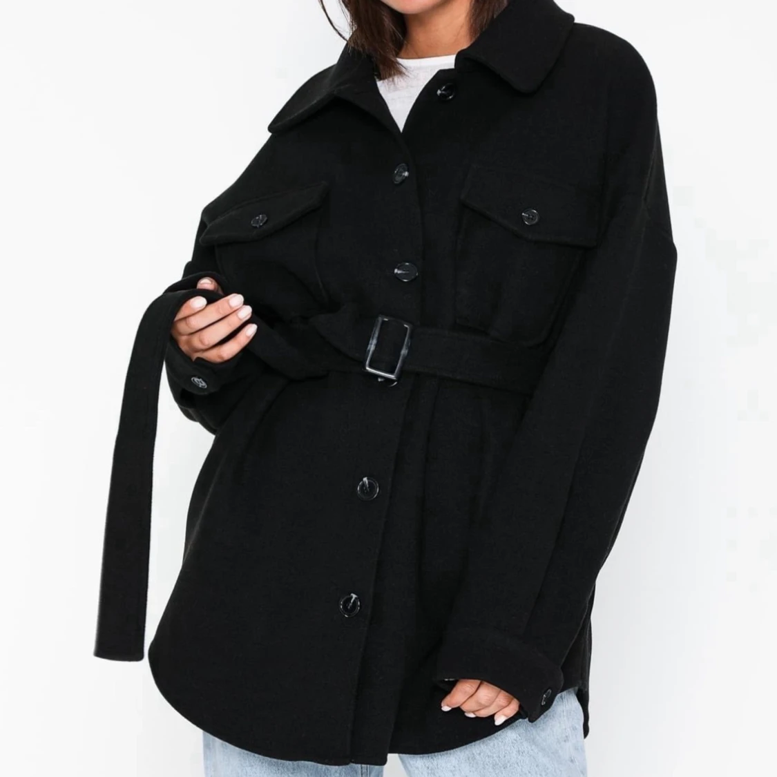 Svart overshirt med bälte / svart jacka från Nelly