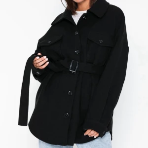 Svart overshirt med bälte / svart jacka från Nelly - Storlek 34 oversized storlek så den passar även small och medium.