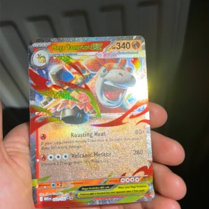 Mega Camerupt EX - Mega Camerupt EX är ett glittrande och sällsynt Pokémon-kort med coola attacker som Roasting Heat och Volcanic Meteor. Perfekt för dig som samlar eller spelar Pokémon TCG och vill ha något extra i din samling. Kortet har färgstark design och passar både unga och vuxna fans.