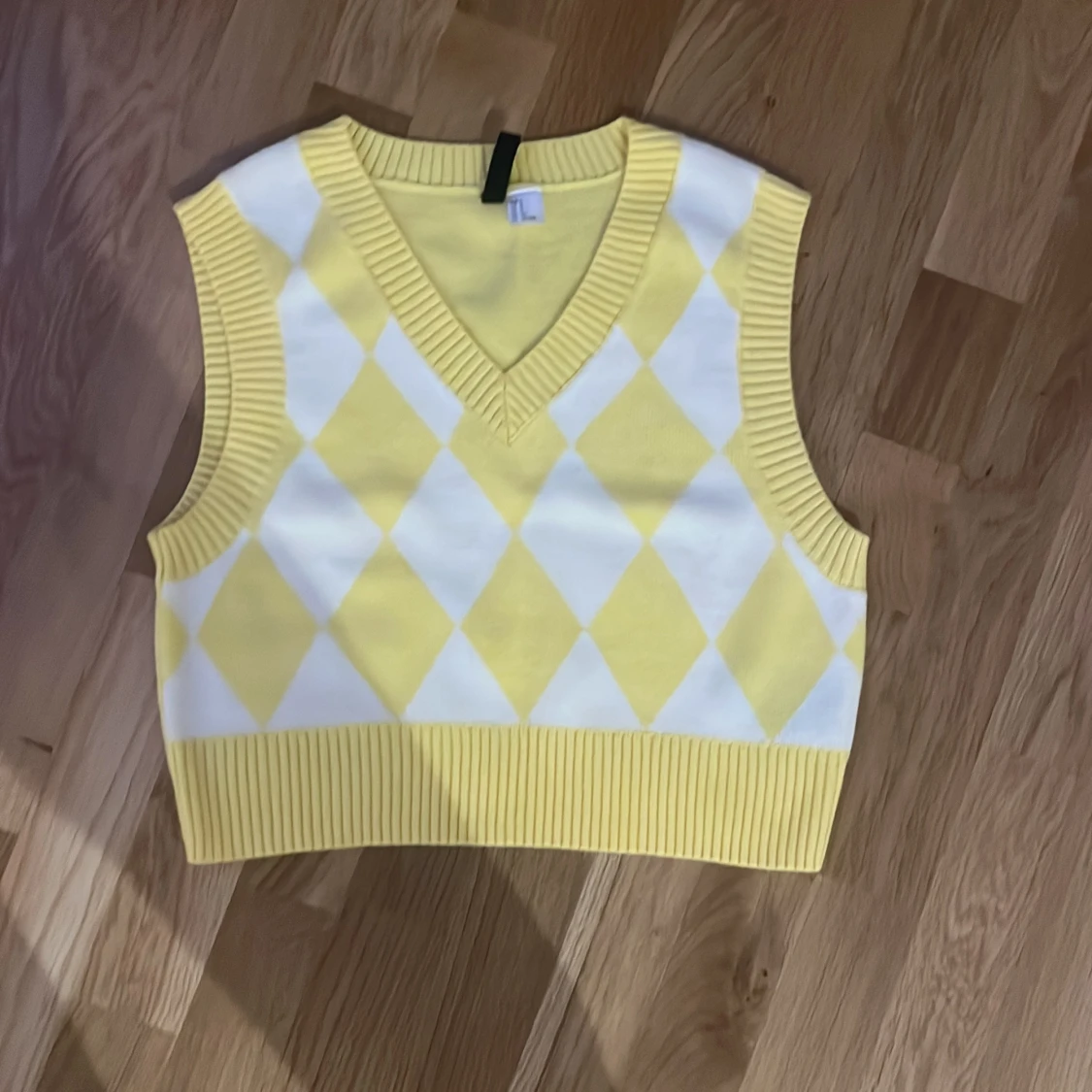 Gul och vit rutig stickad väst H&M Divided