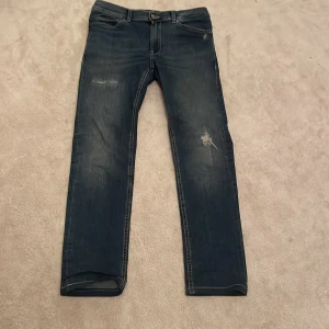 jeans Dondup - Snygga blå jeans från Dondup med coola slitningar på låret och knät. De passar dig som är ca 150cm lång. Hör av er vid intresse👍