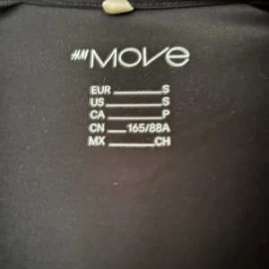 Svart träningsjacka från H&M Move - Svart träningsjacka från H&M Move i storlek S. Bara använts en gång. Skriv om du har frågor💗
