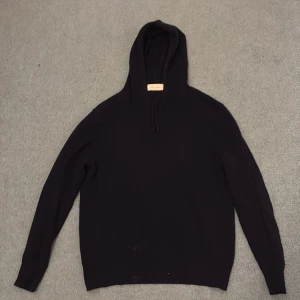 Marinblå Kashmir tröja  - Kashmir tröja från sayless i en väldigt snygg och populär marinblå färg.Materialet är 100% Kashmir som är ett väldigt exklusivt och lyxigt samt bekvämt material i högsta kvaliten.Storlek S sitter som S. Nypris 899:- mitt pris 500:-