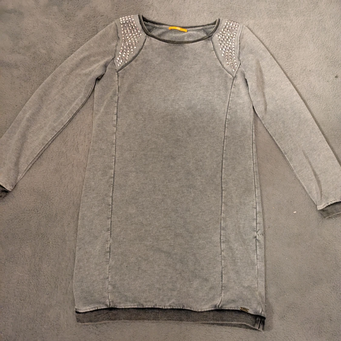 Grå klänning med nitar från BOSS