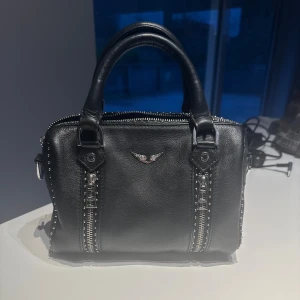 Zadig&Voltaire väska  - Hej! Säljer min Zadig Voltaire väska i modellen: SUNNY GRAINE! Har kvitto kvar och dustbeag medföljer, hör av dig för flera frågor 🫶🤗