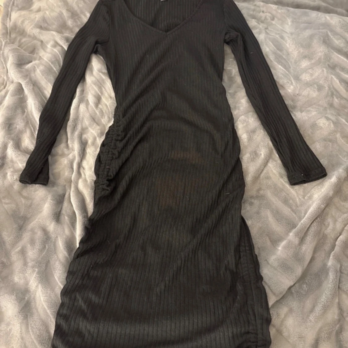 Svart ribbad långärmad klänning 