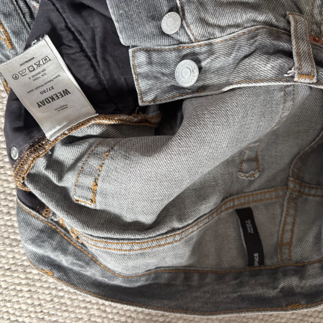 Grå jeans från Weekday straight fit Space Relaxed 27/30 - 2