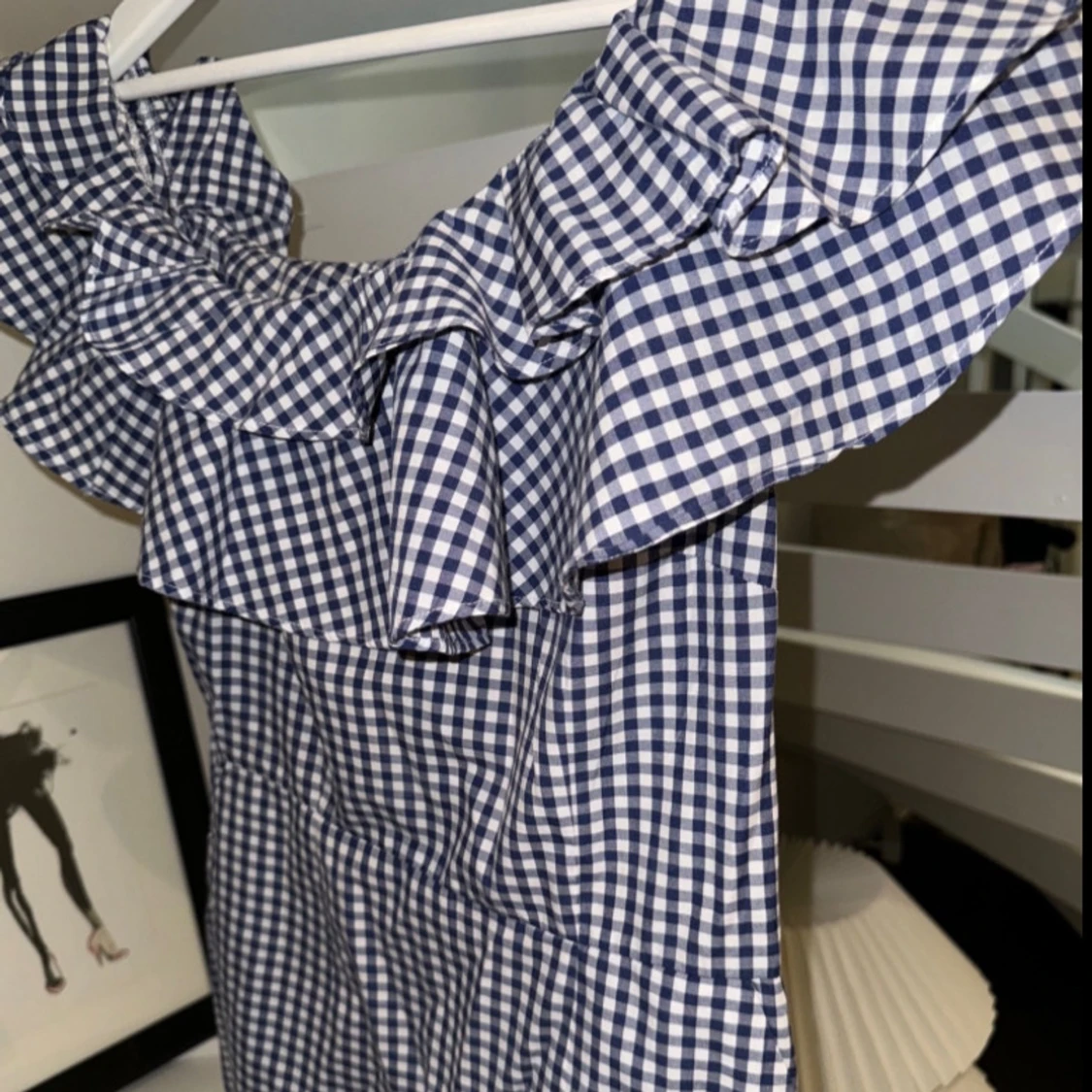 Blårutig offshoulder klänning med volang - 2