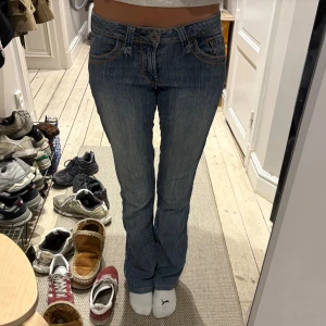 Lågmidjade jeans!  - Så coola jeans med coola fickor där bak🥰har nån liten mörk fläck som knappt syns på framsidan 