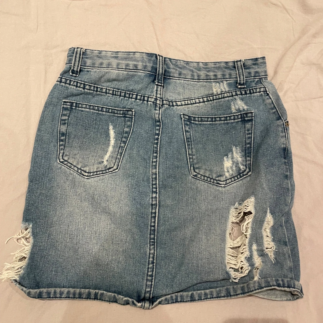 Blå jeanskjol med slitningar - 1