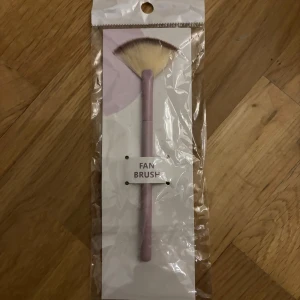 Sminkborste  - Säljer en helt ny oanvänd sminkborste ”fan brush” perfekt att sminka sig med Öppnad men ej använd 