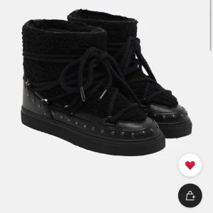 Svarta boots från Inuikii med snörning - Säljer ett par svarta boots från Inuikii med grov snörning och nitar runt sulan. Ovandelen är i fårull och skinn, insidan är fodrad med mjuk päls. Använt förr vintern, så i använt skick, kan skicka egna bilder. Vissa nitar saknas. Nypris ca 3500