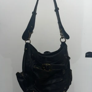 Svart axelväska från Bianco Gear - Svart axelväska från Bianco Gear som har flera fack och en speciell design. Rymmer mycket, säljer då den inte kommer till användning längre🥰