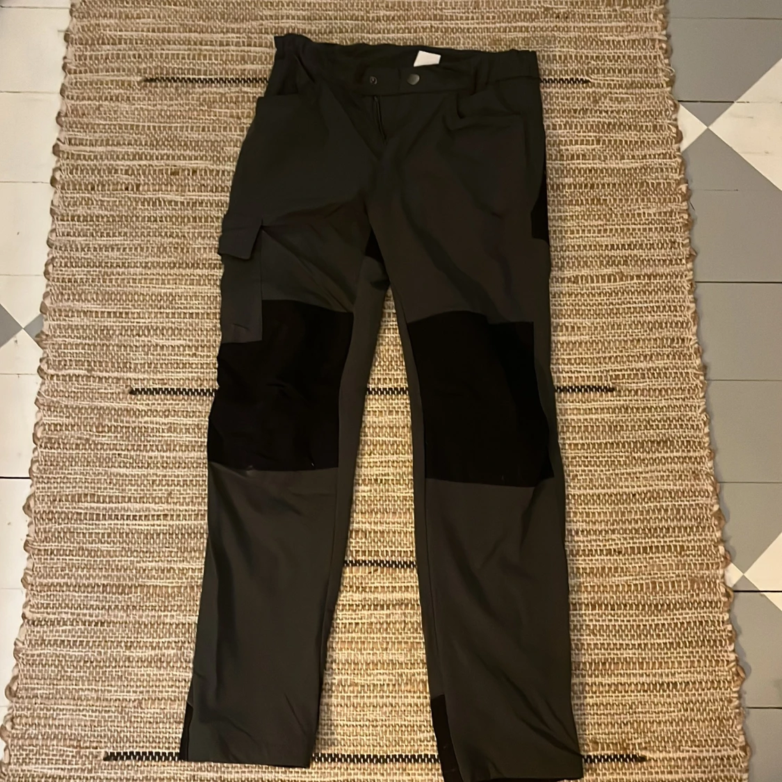 Svarta och gröna vandrings byxor.