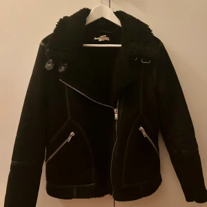 Shearling jacka - Bra skick! Fluffigt tyg inuti 