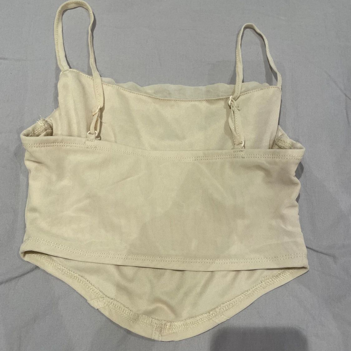 Beige korsettlinne med drapering - 1