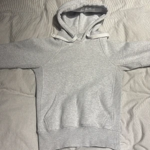 Russemerch hoodie  - Snygg ljusgrå hoodie från Russemerch i storlek XS. Tröjan har huva med snörning, ribbade muddar och en klassisk magficka. Perfekt för chill dagar och har en enkel, stilren look som funkar till jeans eller mjukisbyxor.
