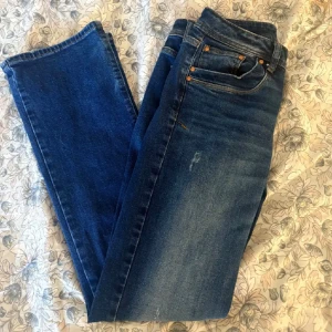 Blå bootcut LTB jeans  - Snygga blå jeans med bootcut-modell och klassisk femficksdesign. Jeansen har en lätt tvättad look med diskreta slitningar framtill och kopparfärgad detaljer. W28 och L32                      finns på vinted ocbså, köp hellre där 