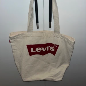 Väska - Väska från Levis. Dragkedja och innerfack är tillsytt hos skräddare. Fin kvalité. 