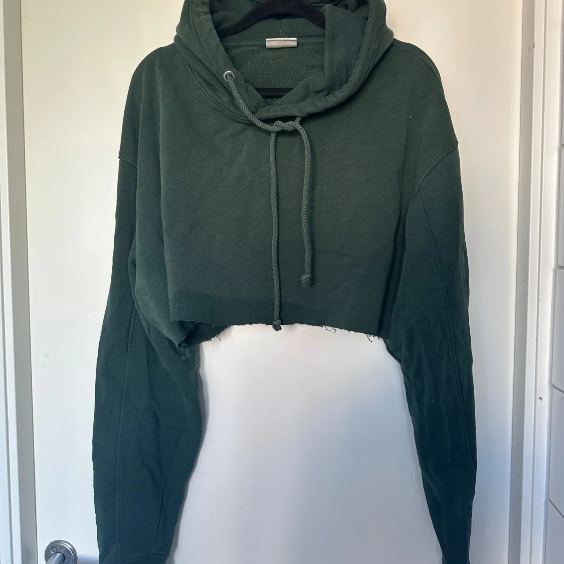 Grön croppad hoodie från Weekday - 1