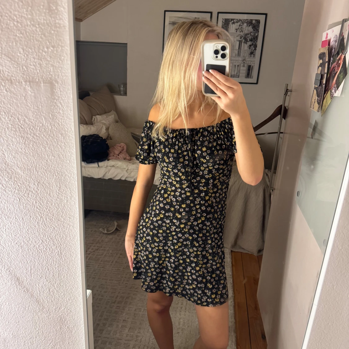 Svart blommig offshoulder klänning - 2