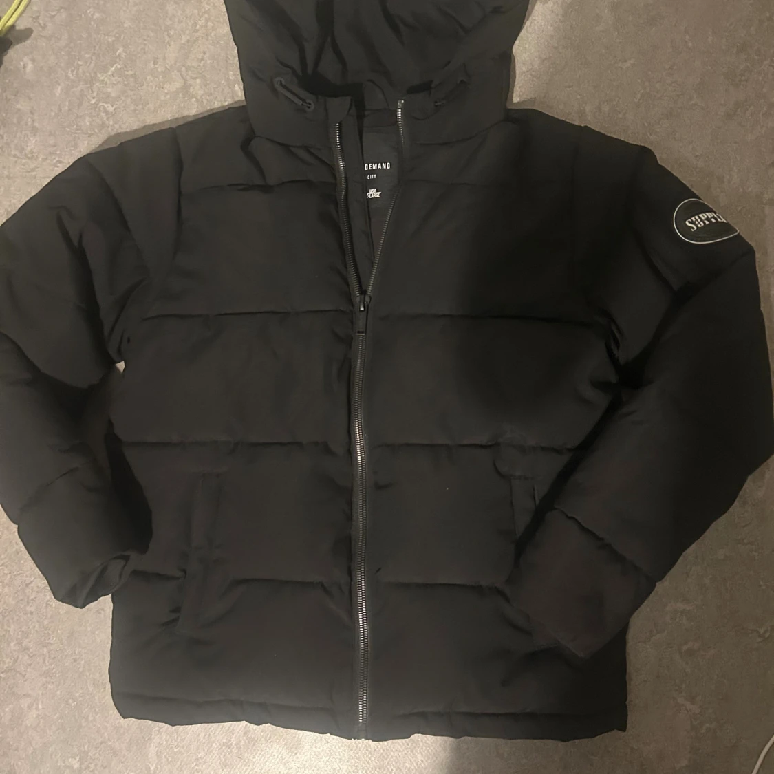 Svart pufferjacka Supply & Demand