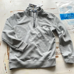 Grå half zip Ralph Lauren - Sprillans ny, passade inte så får sälja den vidare. Skriv vid frågor, bvsa mvh