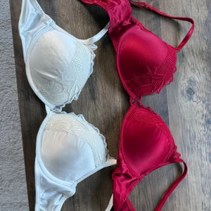 2-pack bh  - Säljer två bh, en i rött och en i vitt från intimissimi 🫶🏼 går att köpa separat eller tsm! Skriv vid funderingar! (300 kr per bh) storlek 75B 
