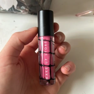 Make Up Store matt flytande läppstift - Matt flytande läppstift i färgen Blush från Make Up Store. Snygg rosa nyans med svart lock och genomskinlig hylsa med grafiskt mönster. Applikatorn gör det enkelt att få ett jämnt resultat. Perfekt för dig som gillar statement-läppar.