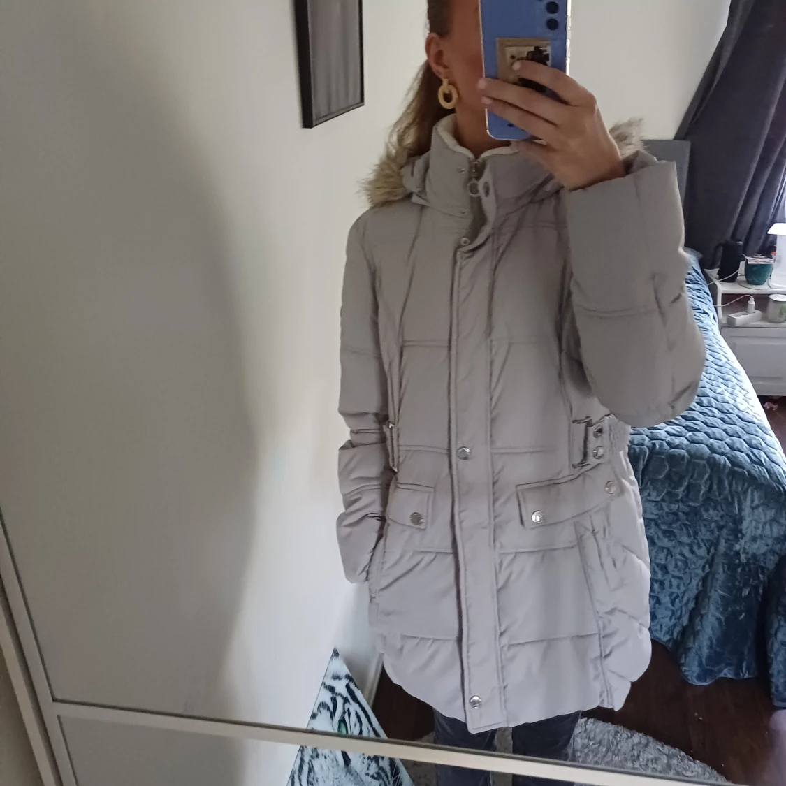 Beige pufferjacka med fuskpäls - 1