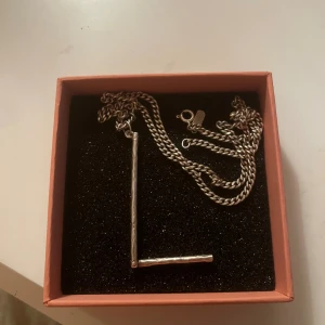 Maria Nilsdotter Halsband  - Säljer mitt Maria Nilsdotter halsband som aldrig är använt, fick halsbandet i present så har ej orginal boxen. Skriv för frågor eller bilder 🩷